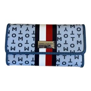 NWT Woman’s Tommy Hilfiger Faux Leather Folding Wallet With LOGO Design